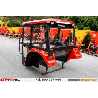 Kabina C-330 NAGLAK dach i błotniki z tworzywa (włókno szklane) SZYBY BOCZNE UCHYLNE,drzwi na koło,halogeny led 